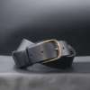 Ceinture en cuir pleine fleur noire boucle en laiton massif patiné exposée bouclée