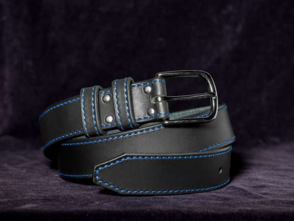 ceinture artisanale en cuir noir avec surpiqure bleu et boucle noir en laiton