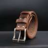 ceinture en cuir artisanale marron foncée avec boucle doré vieillie