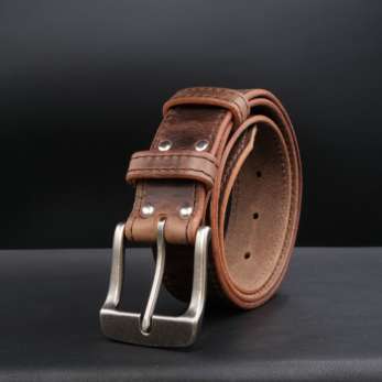 ceinture en cuir artisanale marron foncée avec boucle doré vieillie