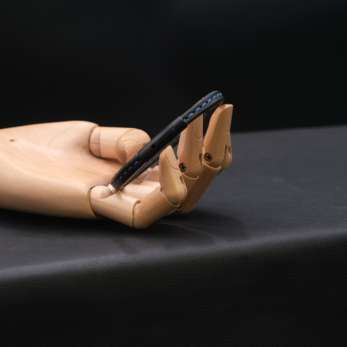 Bracelet artisanal noir en cuir pleine fleur de 6mm de large avec surpiqûre bleu roi et fermoir noir sécurisé rond en acier inoxydable